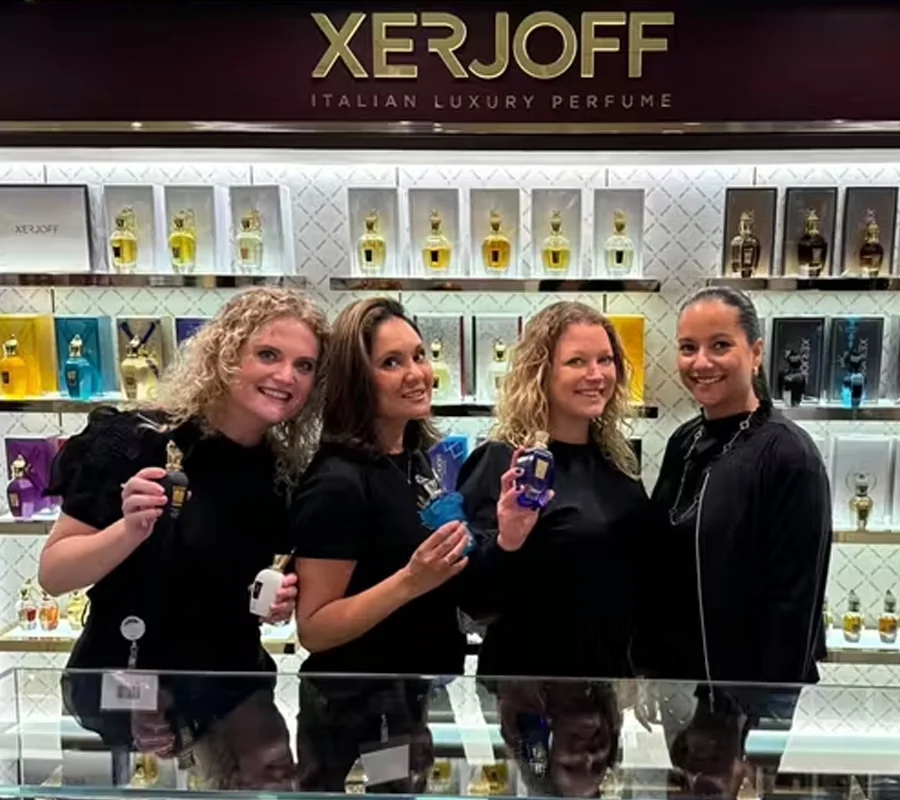 Personeel in de winkel met klanten