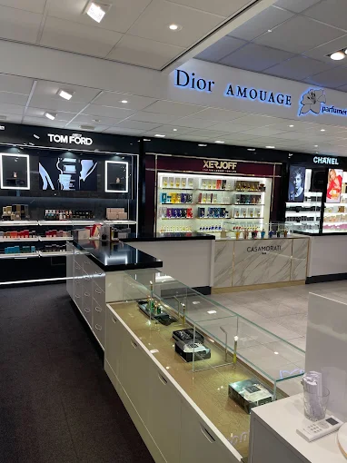 Interieur van Parfumerie Marjo met Dior, Amouage, Tom Ford en Xerjoff