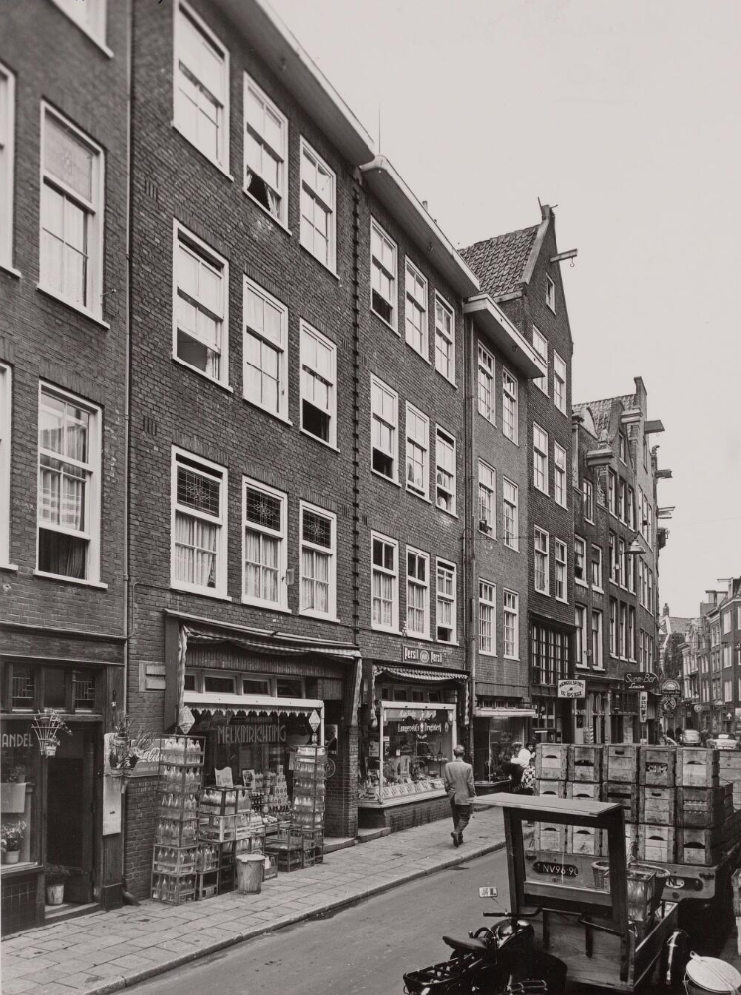 Kruidenierswinkel Marjo op de Zeedijk, ruim 60 jaar geleden